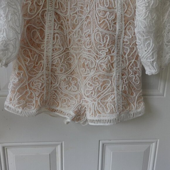 NAANAA, white lacy romper size 8 (US) new with tags v neck lined body very soft - Picture 7 of 14